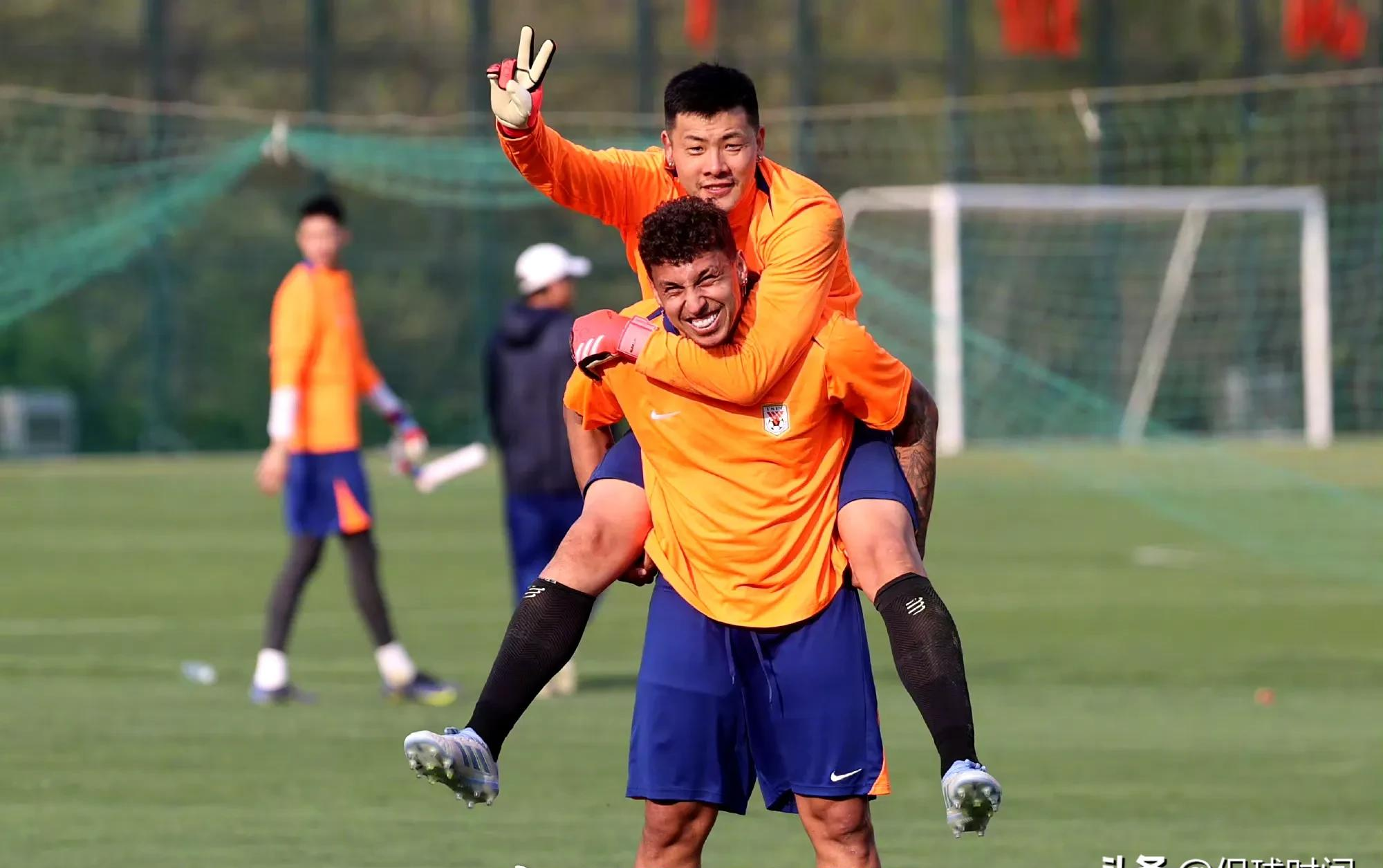 九游娱乐官方-包含国王杯清晨再迎强敌；曼城门线救险；主帅态度——赛场秩序良好；身体对抗强度拉满的词条