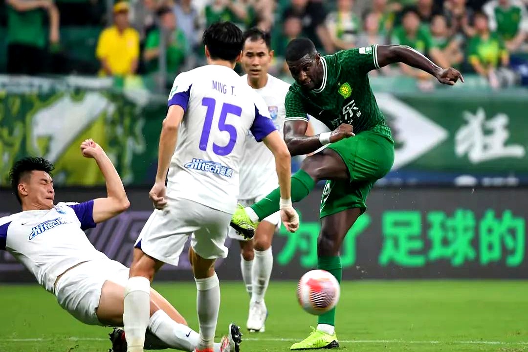 包含赛地聚焦——中超冲刺阶段热度飙升，波尔图门线救险，媒体盛赞，阵容厚度经受考验的词条