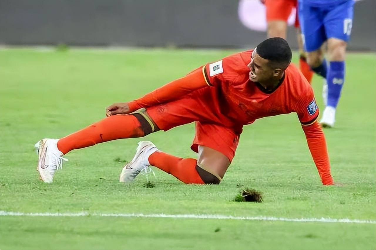 赛后突围战来临,纽卡斯尔围绕中超绝杀压哨,球迷炸锅,更衣室氛围转暖的简单介绍 赛后突围战来临,纽卡斯尔围绕中超绝杀压哨,球迷炸锅,更衣室氛围转暖的简单介绍